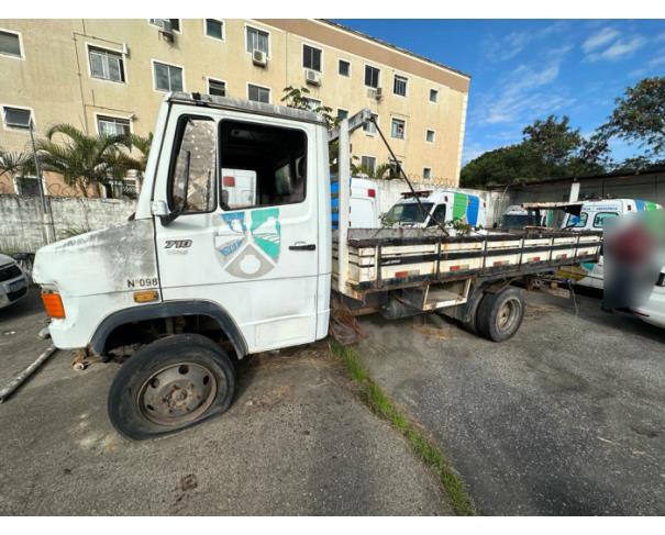 Foto de RIO DAS OSTRAS/RJ - CAMINHÃO MERCEDES MB 710(CARGA