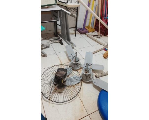 Foto de GUARANTÃ/SP - Carteiras e cadeiras, mimeógrafo, mesa de escritório com duas gavetas, mesa de escritório 1,20m com quatro gavetas, cadeiras de acrílico, ventiladores de teto, ventilador de parede, microfone sem fio, teclado.