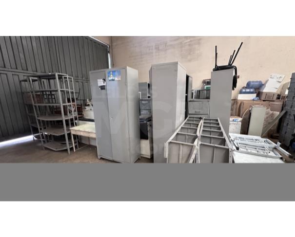 Foto de ITATIAIUÇU/MG - Lote de Armários de ferro, prateleiras de ferro, cadeiras de escritório, geladeira para vacinas, cadeiras de madeira, balança antropométrica, escadinha clínica e etc