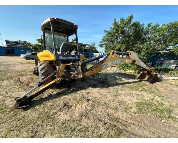 Foto de Marataízes/ES- Retroescavadeira New Holland, modelo B95B