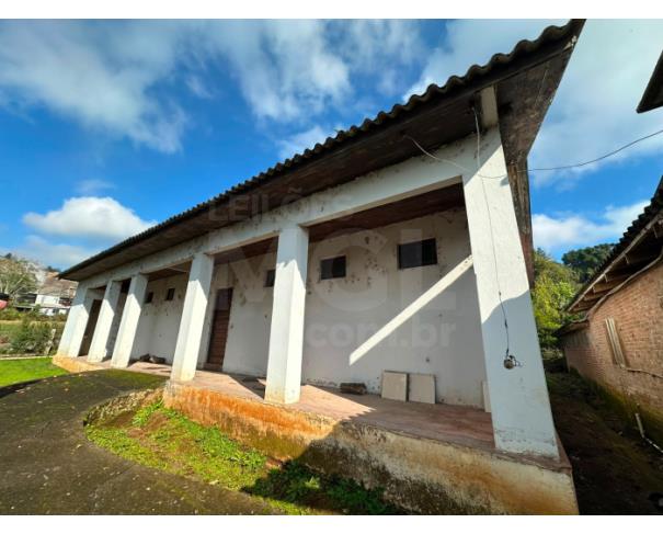 Foto de NOVA BRÉSCIA/RS - Material proveniente da demolição de edificação em alvenaria (antiga Escola Municipal de 1.º Grau Incompleto Dom João Becker), com área construída de 141,51 m². 