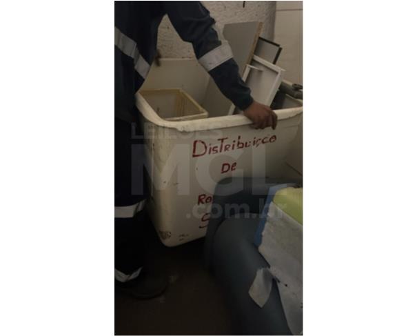 Foto de VARGINHA/MG - Lote contendo carrinhos coletores de lixo e carros de medicação