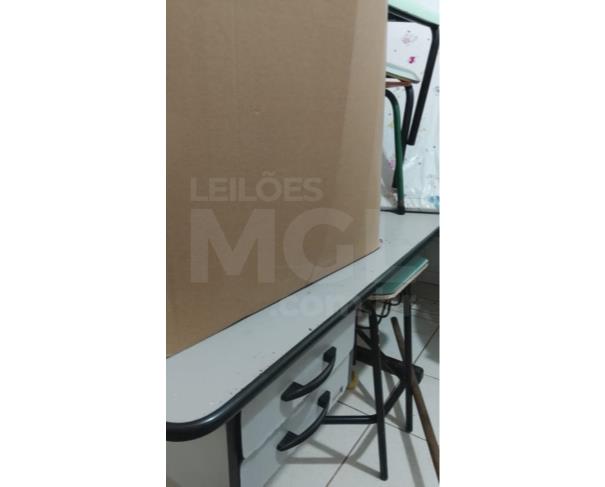 Foto de GUARANTÃ/SP - Carteiras e cadeiras, mimeógrafo, mesa de escritório com duas gavetas, mesa de escritório 1,20m com quatro gavetas, cadeiras de acrílico, ventiladores de teto, ventilador de parede, microfone sem fio, teclado.