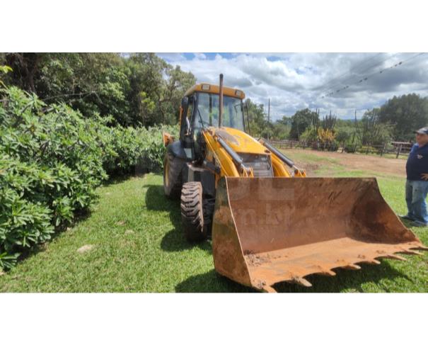 Foto de DIVINÓPOLIS/MG - Retroescavadeira JCB, modelo 3C.