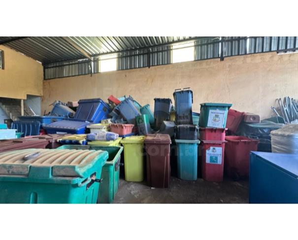 Foto de ITATIAIUÇU/MG-Armário de aço, mesas diversas, cadeiras de banho, longarina, ventiladores, mesa escolar.