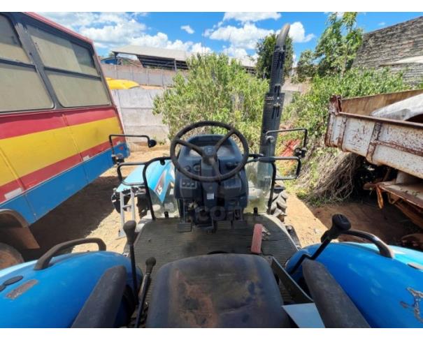 Foto de SERRA AZUL DE MINAS/MG- Trator Agrícola LS, modelo Plus 80