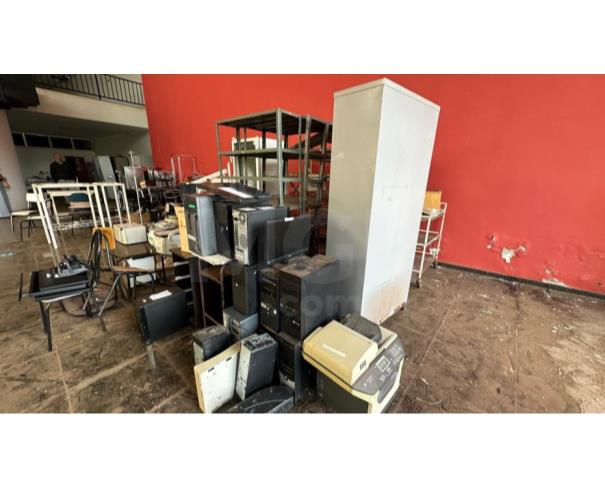 Foto de ITATIAIUÇU/MG-Prateleiras em aço, refrigerador de vacina, aparelho de ultrassom, cadeira odontologica dentre outros.