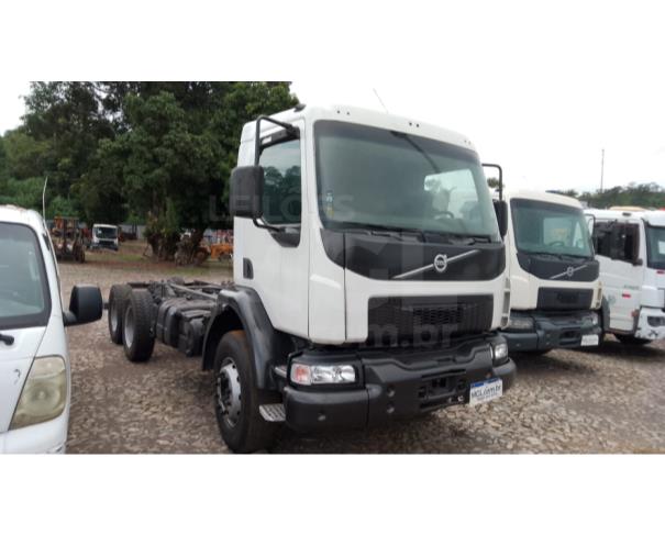 Foto de ITAÚNA MG CAMINHÃO NO CHASSI - VOLVO VM 330 6X4 TRAÇADO 