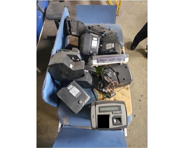 Foto de CASTRO/PR - Itens diversos (CPUs, impressoras, estabilizadores, monitores, cabos, periféricos e equipamentos de controle de ponto, cadeiras, carteiras, mesas, armários)