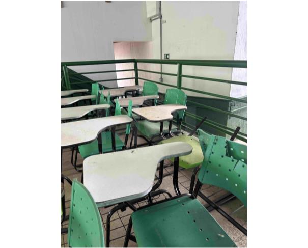 Foto de CARMO DE MINAS/MG - Carteiras escolares e fogão a gás e etc