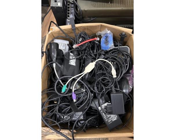 Foto de SÃO LUIS/MA - Telefone com fio, Caxias de Som, Teclados, Mouses, Fones de ouvidos, Óculos de realidade virtual, Suporte para mesa de som Armário metálico para suporte de fios Carcaças de equipamentos de informática Periféricos em geral.