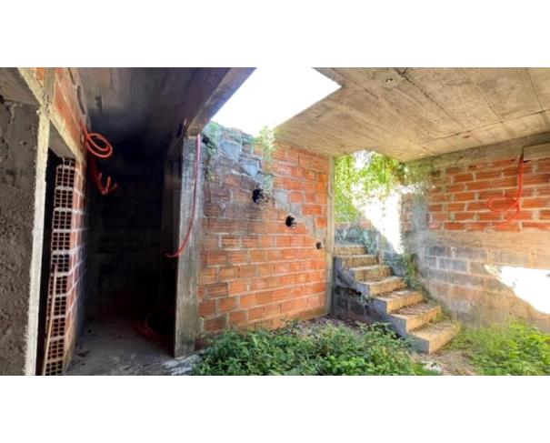 Foto de IGUATAMA/MG – Lote com a área de 200,00m², com uma construção inacabada, situado no Centro