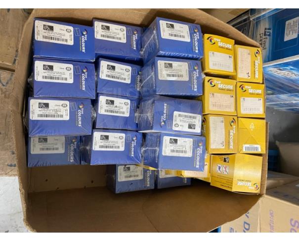 Foto de SÃO PAULO/SP - Lote composto por ribbons (fitas de impressão) e laminados de proteção para impressoras de cartões (crachás), marca Zebra/True Colours e True Secure.