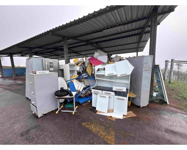 Foto de ITATIAIUÇU/MG - Lote de Armários de ferro, cadeiras e carteiras escolares, geladeiras, armário de cozinha, ventilador, berço e etc
