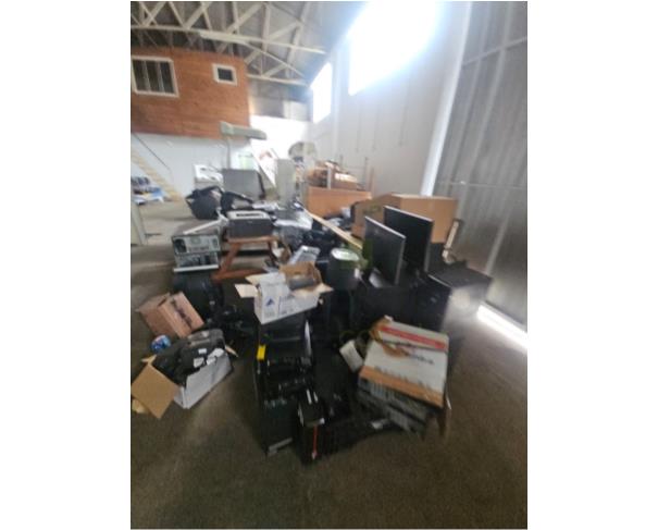 Foto de CASTRO/PR - Itens diversos (CPUs, impressoras, estabilizadores, monitores, cabos, periféricos e equipamentos de controle de ponto, cadeiras, carteiras, mesas, armários)