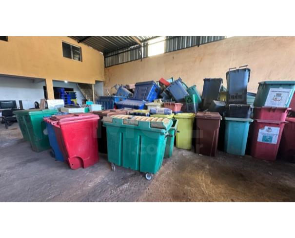Foto de ITATIAIUÇU/MG-Armário de aço, mesas diversas, cadeiras de banho, longarina, ventiladores, mesa escolar.