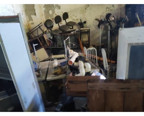 Foto de MANTENA/MG - Sucata Diversas (carteiras e cadeiras escolares, cadeiras fixas, cadeiras giratórias, mesas, arquivos metálicos, estantes/prateleiras, painéis/divisórias, portas, ventiladores, impressora, ar-condicionado)