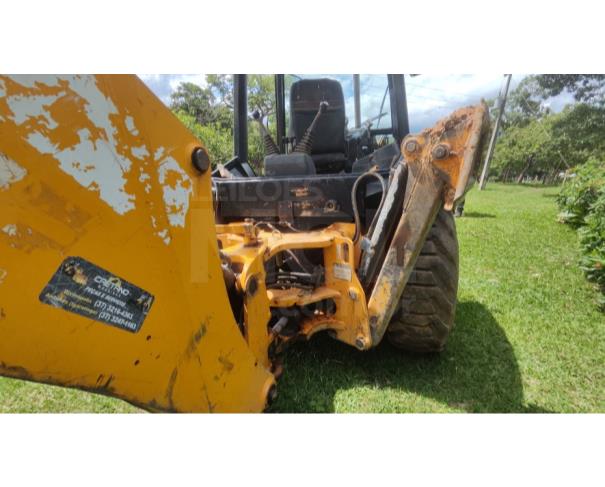 Foto de DIVINÓPOLIS/MG - Retroescavadeira JCB, modelo 3C.