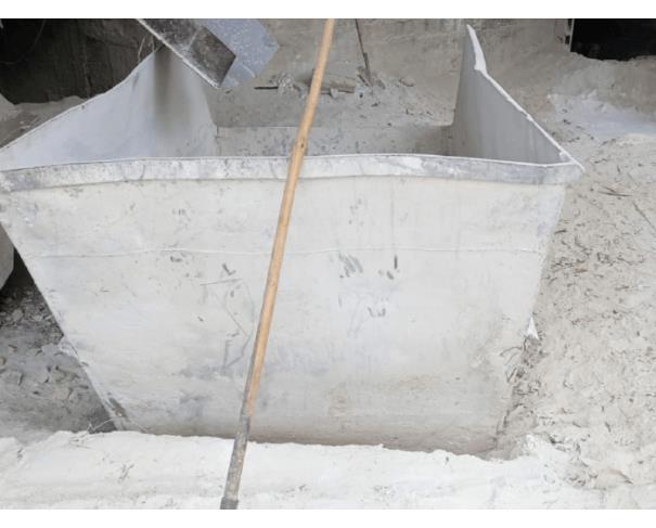 Foto de FORMIGA/MG - Caçamba com medidas de 1,5m x 2,5m x 1,10m 