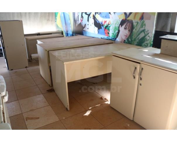 Foto de BRASILIA/DF - Sucata de moveis e diversos (cadeiras, arquivo, mesas, cofre, autoclave).
