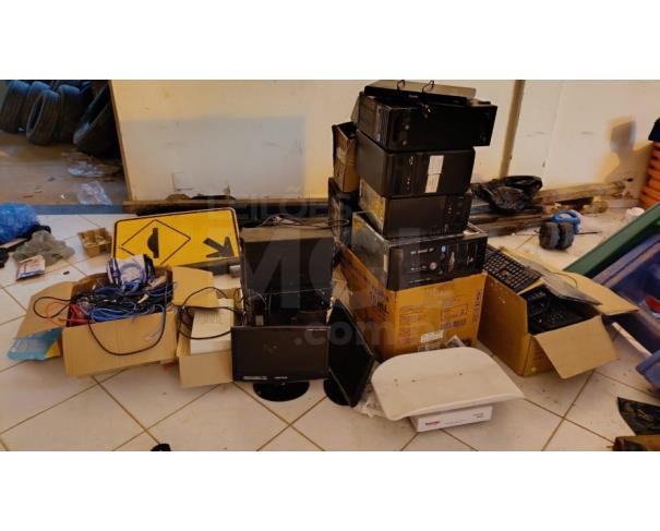 Foto de IÚNA/ES - Material de informática.