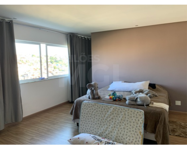 Foto de JUIZ DE FORA/MG — Casa com 5 quartos (duas suítes com closet) no bairro Estrela Sul 