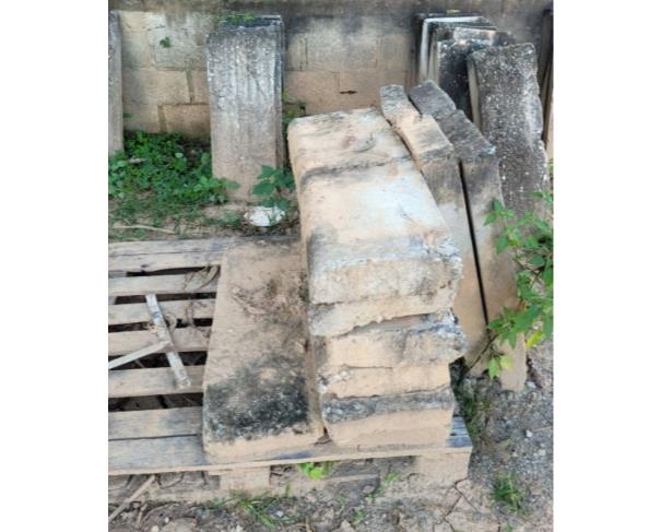 Foto de UBÁ/MG - Aproximadamente 100 unidades de meio fio de concreto, próprio para calçadas