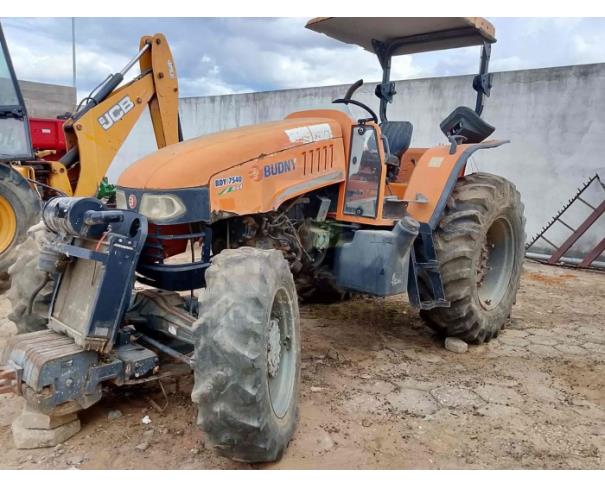 Foto de SÃO GERALDO DO BAIXIO/MG - Trator Budny, modelo 7540, 4x4