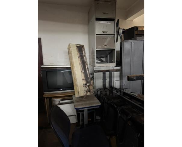 Foto de ITATIAIUÇU/MG - Lote de Armários de ferro, televisor, ventilador, carteiras escolares, cadeiras de escritório e etc.