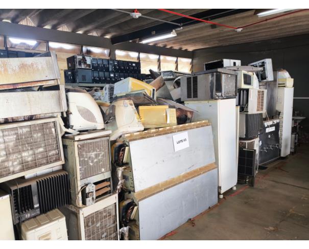 Foto de Brasília/DF - SUCATA DE ESTUFAS, AR CONDICIONADOS, GELADEIRAS, BEBEDOUROS, MICRO-ONDAS, FOGÃO E AUTOCLAVES E EQUIPAMENTOS EM GERAL.