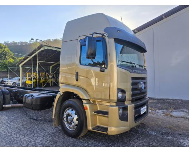 Foto de ITAÚNA MG - CAMINHÃO NO CHASSI TRUCADO  - VW 24.250 CLC 6X2 - NO DOCUMENTO ESTÁ COMO CARROCERIA FECHADA