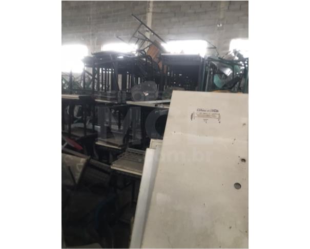 Foto de CRUZEIRO/SP - Aproximadamente de 2.000 cadeiras escolares, 2.000 carteiras escolares, 30 macas em ferro, 06 freezers, 3 autoclaves.