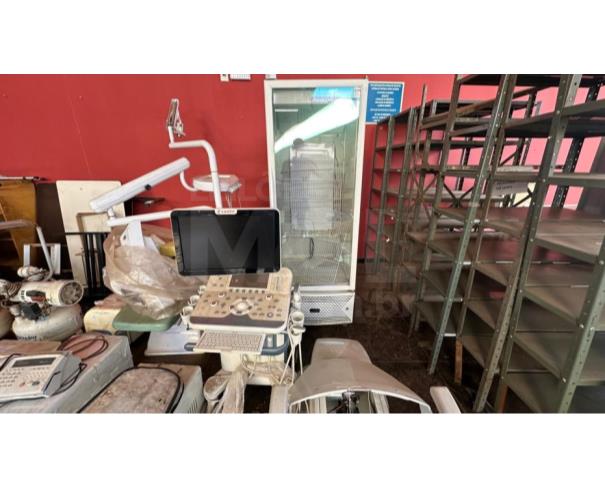 Foto de ITATIAIUÇU/MG-Prateleiras em aço, refrigerador de vacina, aparelho de ultrassom, cadeira odontologica dentre outros.