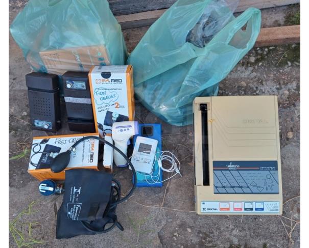 Foto de BRAZÓPOLIS/MG - Lote de bens diversos contendo bens hospitalar, mesa de som, micro-ondas e radio cd.