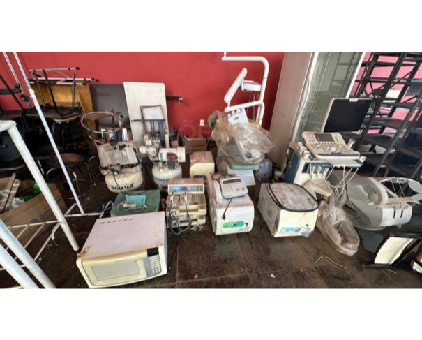 Foto de ITATIAIUÇU/MG-Prateleiras em aço, refrigerador de vacina, aparelho de ultrassom, cadeira odontologica dentre outros.