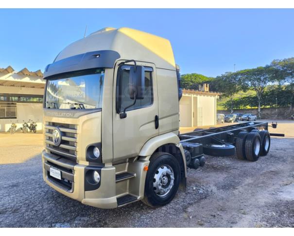 Foto de ITAÚNA MG - CAMINHÃO NO CHASSI TRUCADO  - VW 24.250 CLC 6X2 - NO DOCUMENTO ESTÁ COMO CARROCERIA FECHADA