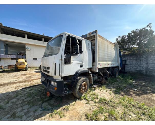 Foto de Marataízes/ES- Caminhão Iveco Tector Attack 240E28, com compactador de lixo Damaeq- 2013/2014