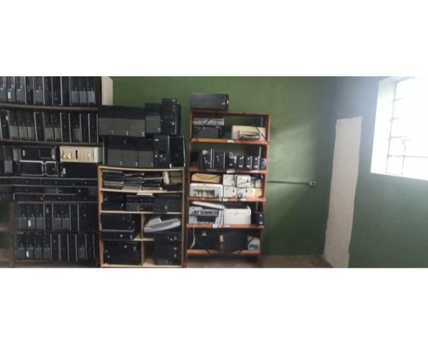 Foto de COLOMBO/PR - Sucatas diversas de TI, microcomputadores, monitores, impressoras, telefones