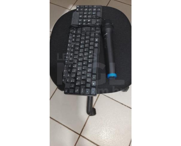 Foto de GUARANTÃ/SP - Carteiras e cadeiras, mimeógrafo, mesa de escritório com duas gavetas, mesa de escritório 1,20m com quatro gavetas, cadeiras de acrílico, ventiladores de teto, ventilador de parede, microfone sem fio, teclado.