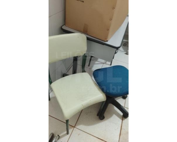 Foto de GUARANTÃ/SP - Carteiras e cadeiras, mimeógrafo, mesa de escritório com duas gavetas, mesa de escritório 1,20m com quatro gavetas, cadeiras de acrílico, ventiladores de teto, ventilador de parede, microfone sem fio, teclado.