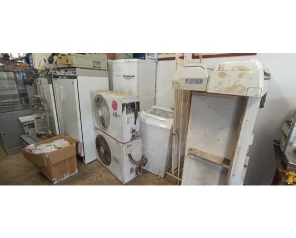 Foto de COLOMBO/PR - Sucatas de equipamentos laboratoriais e de manutenção diversos, câmaras de germinação, refrigerador, agitador, tupia, roçadeira