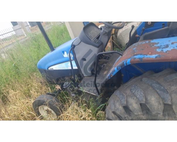 Foto de PORTO AMAZONAS/PR - Trator Agrícola New Holland, modelo TL60E.