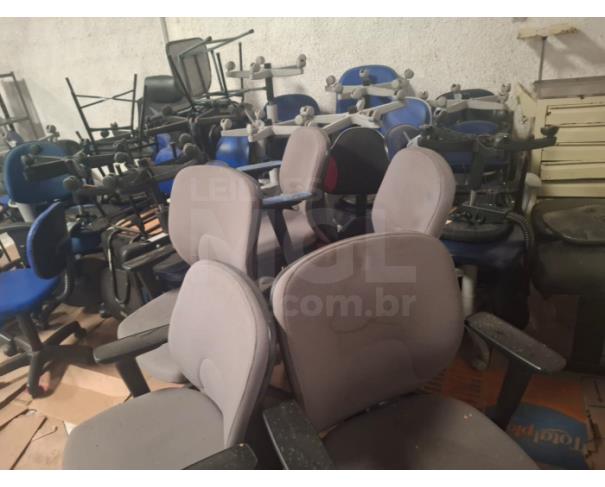 Foto de VARGINHA/MG - Lote contendo camas hospitalares, cadeiras, lixeiras