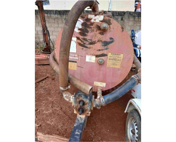Foto de PARAGUAÇU/MG - Distribuidor de Adubo Orgânico Líquido Triton Fertilance, (Chorumeira) modelo 4000 BL, capacidade 4.000 litros, equipado com tanque metálico, bomba, mangueiras de sucção e descarga e sistema para acoplamento e acionamento por trator