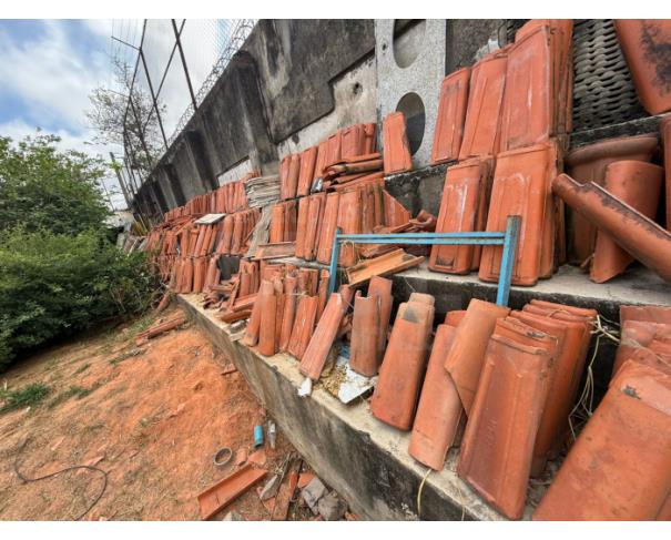Foto de BELO HORIZONTE/MG - Aproximadamente 1.000 telhas misturadas, com capa e bica