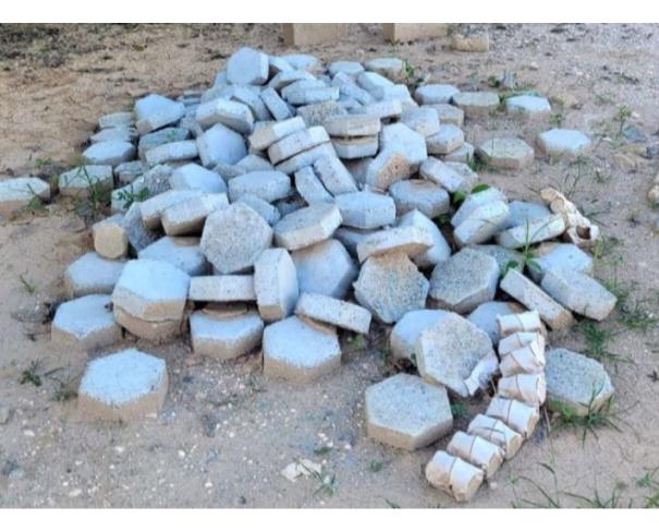 Foto de UBÁ/MG - Aproximadamente 100 unidades de bloquetes de concreto sextavados