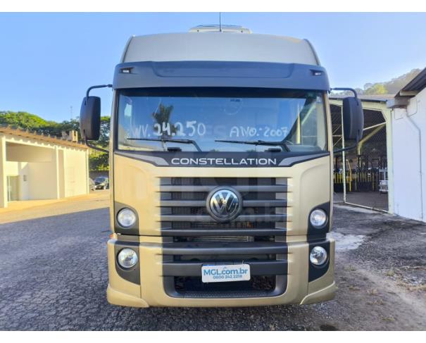Foto de ITAÚNA MG - CAMINHÃO NO CHASSI TRUCADO  - VW 24.250 CLC 6X2 - NO DOCUMENTO ESTÁ COMO CARROCERIA FECHADA