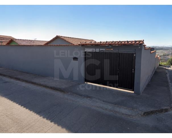 Foto de POUSO ALEGRE/MG – Casa e seu respectivo terreno com 210m², situado no Conjunto Habitacional Dr. Custódio Ribeiro de Miranda II