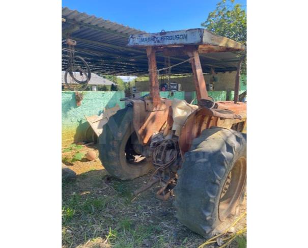 Foto de PORCIÚNCULA/RJ - Trator Massey Ferguson modelo 290 