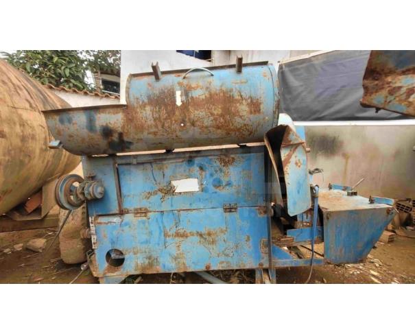 Foto de SARDOÁ/MG - Trilhadeira agrícola / debulhadora de grãos, para processamento de feijão, arroz, milho e outros cereais, estrutura metálica, montada sobre rodas, cor azul.
